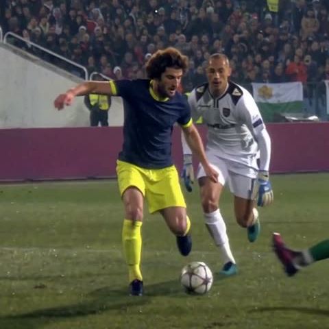 Navy & Neon Yellow: Keeps the ball close with a defender behind.